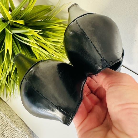 Stuart Weitzeman | Classic Leather Pumps - Picture 8 of 16